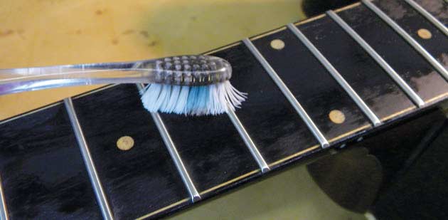 limpieza-diapason-guitarra-pronorte.jpg